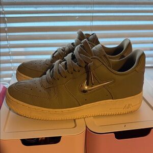 Nike Air Force 1 in olive green size 8